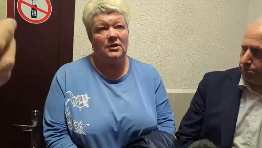 Мама Дианы Логиновой (Наоко) Ирина в суде рассказала, что удалось собрать достаточно средств для защиты девушки. Семья уже оплатила лингвистическую экспертизу песен, которые исполняла группа Stoptime, а также остались средства на оплату потенциальных штрафов Наоко и музыкантов — 267 тысяч рублей. Ирина также сказала, что ее дочь поддерживает Екатерина Дунцова и партия «Рассвет», а также многие неравнодушные люди. «Я как-то никого не знала раньше. Теперь и я всех знаю», — сказала Ирина. Сегодня Наоко освободилась после 13 суток в спецприемнике. Ленинский суд рассмотрит протокол о «дискредитации» армии, который на девушку составили за исполнение песен на улицах Петербурга. Видео: Медиазона