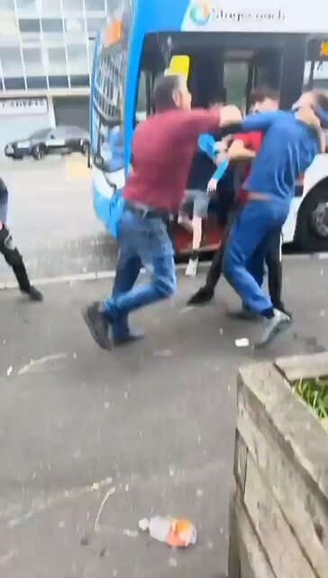 Two immigrants attacking a British man. A group of brave kids came to the Englishman’s rescue and saved him. 👏👍 Maybe there is some hope!