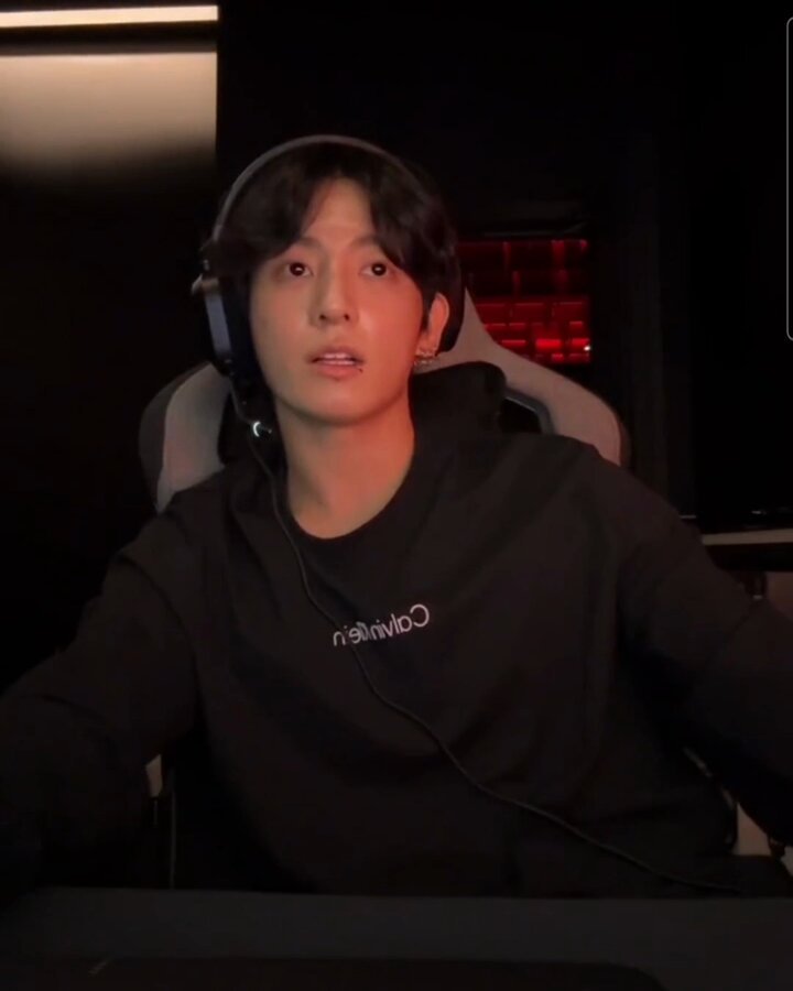 251028 #정국 위버스 라이브 #석진 전화통화 🐹 정구가 도와줄게 나 믿어? 🐰 믿어 믿어 들어가 들어가 🐹 간다 간다 허어어엇~! - 🐹 우다다다다다다다다다다다다x1204 석진이 효과음 미치겠다 진짜 ㅋㅋㅋㅋㅋ 에니메이션이냐고 ㅋㅋㅋㅋ 입으로 총쏘다가 좌절하는 석딘 목소리 졸귀탱 ㅋㅋㅋ #방탄소년단진 #Jin