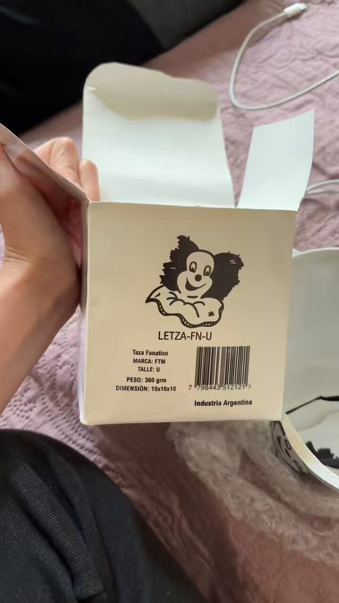 Lali me compré la taza de payaso en la tienda oficial y bueno… Asi me llegó. Al final quedé de payasa yo 🤡