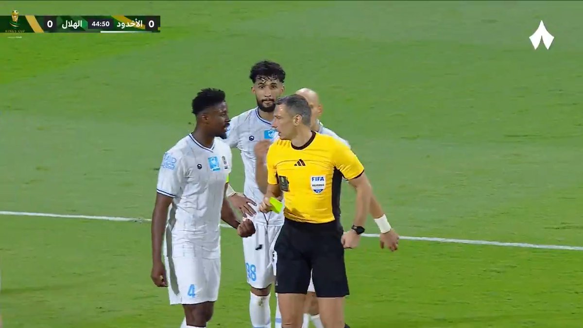 #الهلال_الاخدود من تسلل قبلها لاحتساب بلنتي غير صحيح للهلال ، وللحين يجي طاقية رأسه مربع يقول الزعيم ! الحزم لو عطيته الأخطاء التحكيمية هذي صار الزعيم !