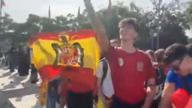 Jóvenes de 18 años cantando "Jose Antonio Primo de Rivera" "Subcampeones" "Sarah Santaolalla chupapollas" ESTAMOS jodidamente de VUELTA HONORR a la chavalada