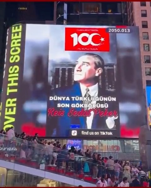 29 Ekim Cumhuriyet Bayramı mesajını New York Times Meydanı'nda yayınlatan adamın adıdır REİS SEDAT PEKER: “Benim tüm hayatım tartışmaya açık olsa da; namus, şeref ve ATATÜRK sevgim tartışmaya açık değildir ve bu konuda çok ama çok iddialıyım.”