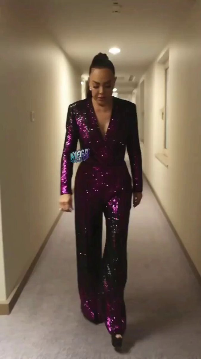 Ebru Gündeş'in sahne öncesi canlı performansı.