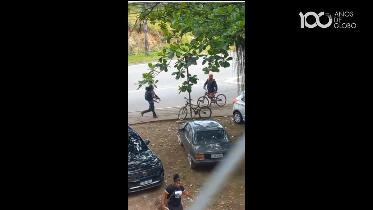 Criminoso é flagrado com um fuzil, correndo no meio da população perto da Linha Amarela, no Rio de Janeiro, à luz do dia. Confira o vídeo. #Estúdioi ➡ Assista à #GloboNews: