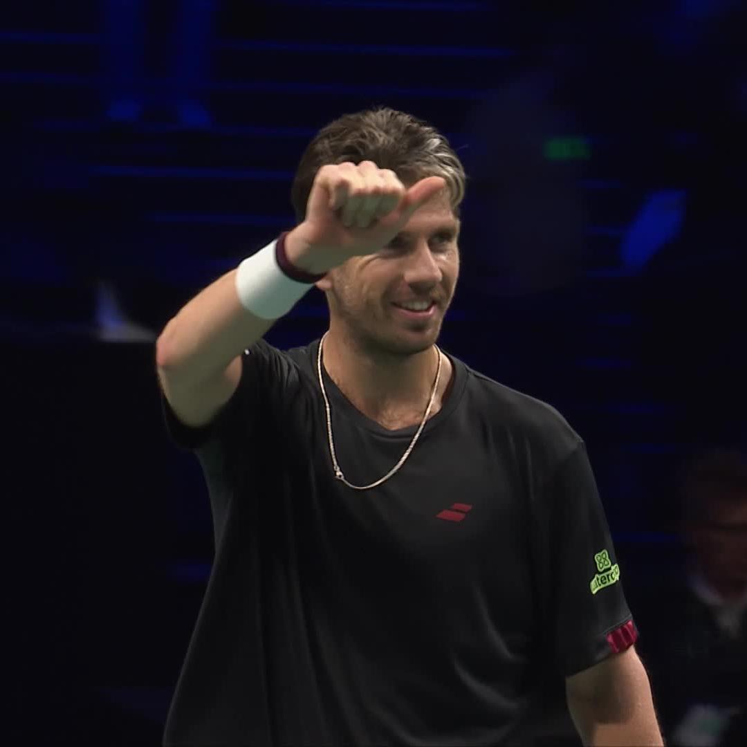 ¡SORPRESA EN PARÍS! 🤯 Cameron Norrie derrotó a Carlos Alcaraz por 4-6, 6-3 y 6-4 en la segunda ronda del Masters 1000 de París. Le cortó una racha de ¡18 victorias consecutivas! en el circuito.