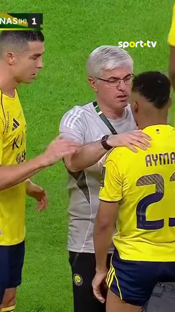 🥼 Cristiano Ronaldo, takım arkadaşının sağlık durumunu kontrol ediyor.