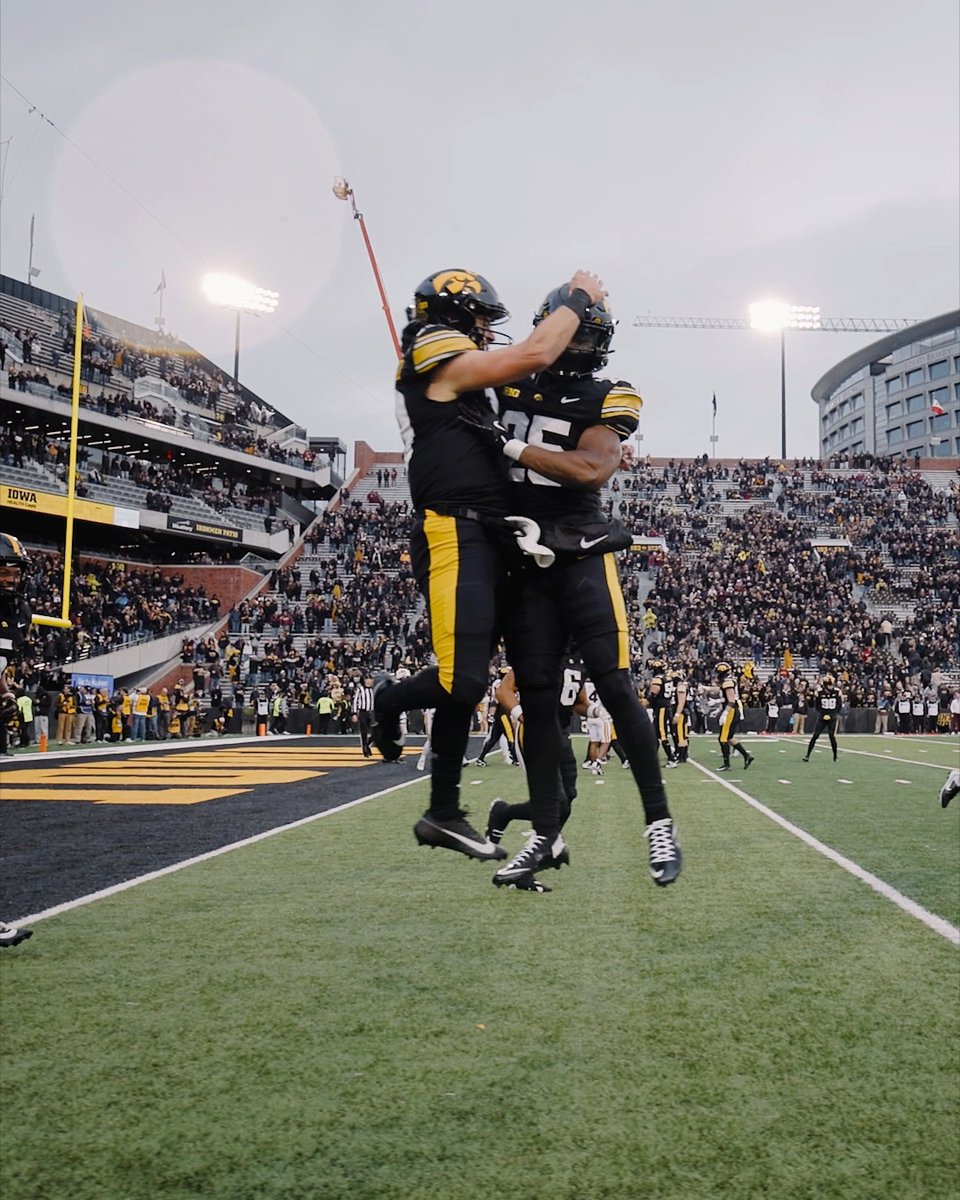 When it rains, it pours 🌧️ Jeremy Hecklinski x #Hawkeyes