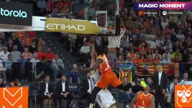 What have we just seen?! Brancou Badio out of NOWHERE 🤯🛑 #MotorolaMagicMomnt I motorola I Valencia Basket Club