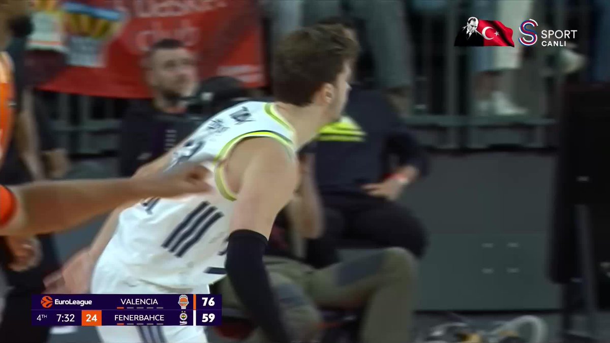 🏹 Tarık Biberovic, son çeyreğin başında 2. üçlüğünü buluyor!