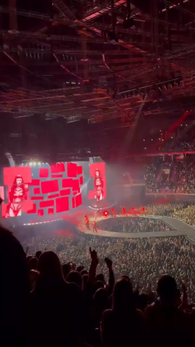 ESTÃO PRONTOS? “É temporada de escorpião, vocês estão prontos KatyCats?” - Katy Perry durante o show da #TheLifetimesTour hoje na Polônia.