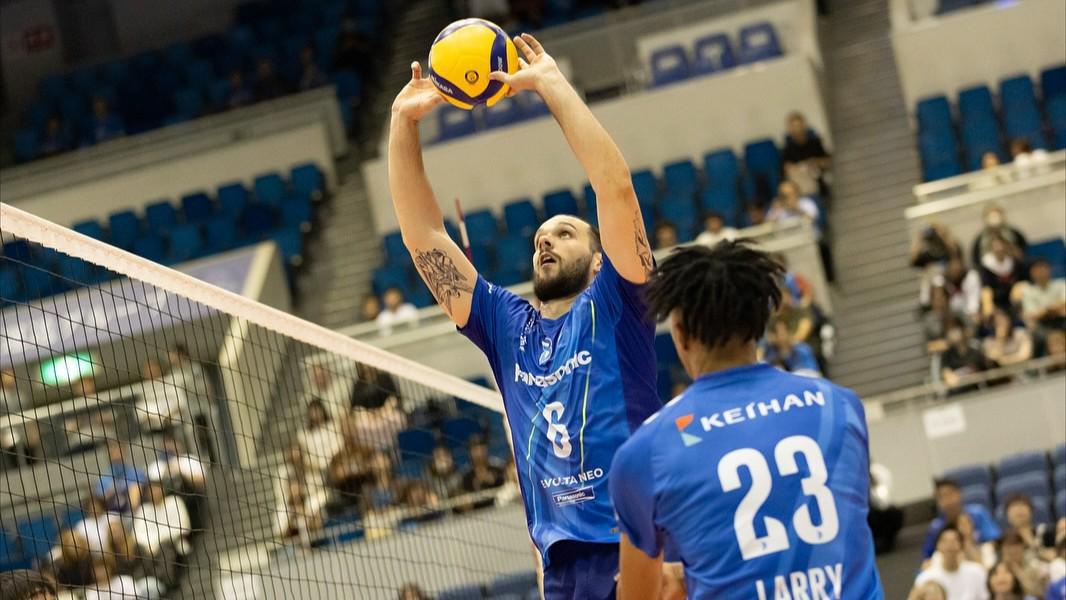 #SVLeague 🇯🇵: ✨🇫🇷 OH LÀ LÀ! 🔥 Pure setter magic from Antoine Brizard 🇫🇷: lightning-fast hands, perfect timing and total control. ⚡ The two-time Olympic champion is already showing his class! 💥 📺 Follow the action on #VBTV: 🏐 #Volleyball