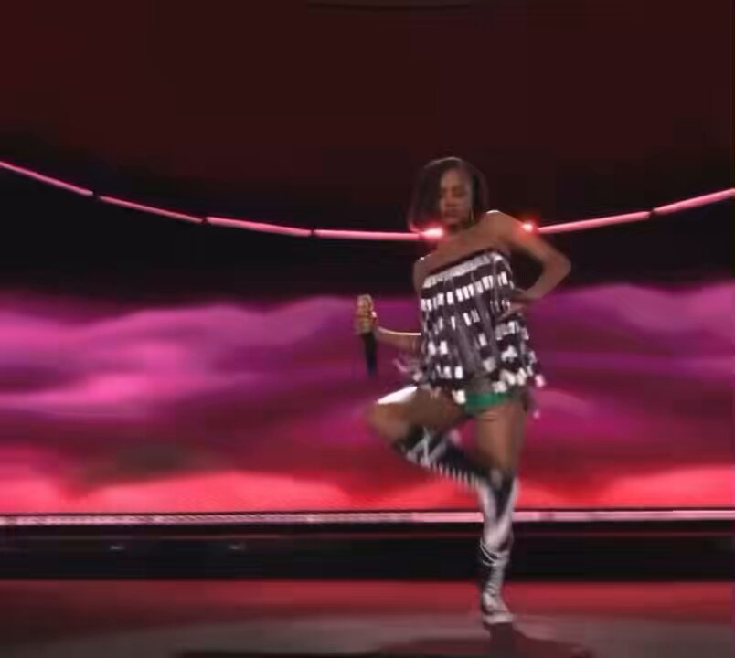 Me accidentally pulling out my Bacardi dance moves while listening to Chloe because her and Tyla make the same music:
