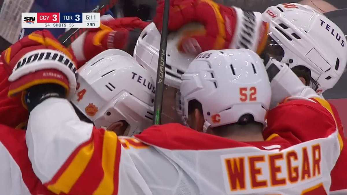 What a time to score your first NHL goal! 🙌 Congrats, Samuel Honzek! 📺: Frozen Frenzy Whiparound coverage on ESPN+