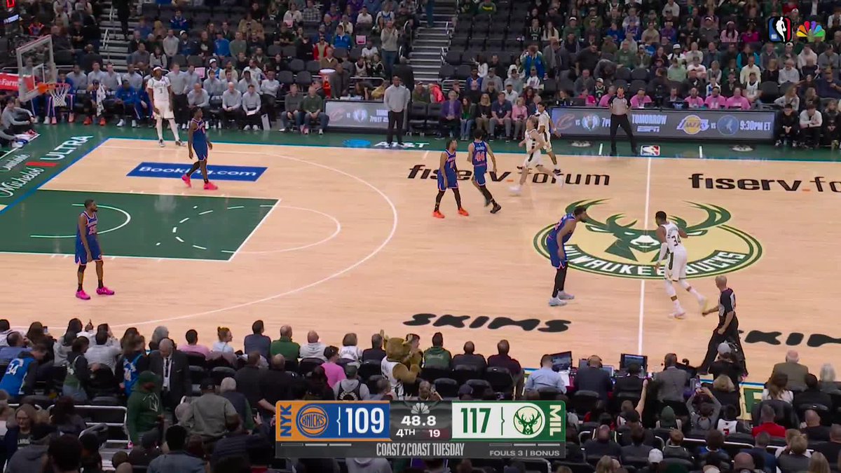 Giannis with the EXCLAMATION POINT to finish off an impressive Bucks win!