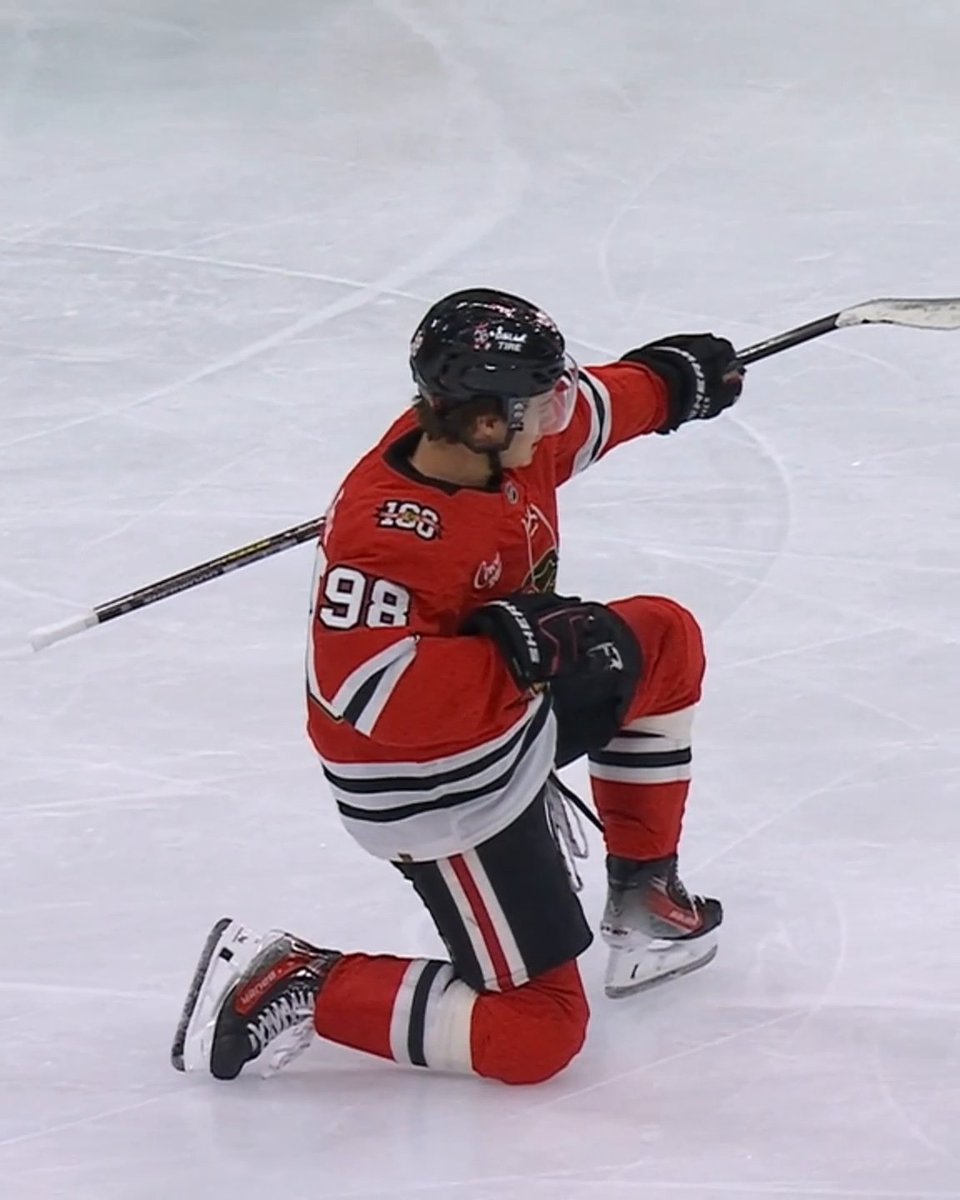 CONNOR BEDARD FIRST CAREER NHL HAT TRICK 🎩🔥 BEDSY IS PUTTIN' ON A SHOW IN CHI-TOWN 👏