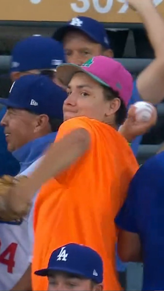 Devolvió la pelota del home run de Vladimir Guerrero Jr. 😳😅.