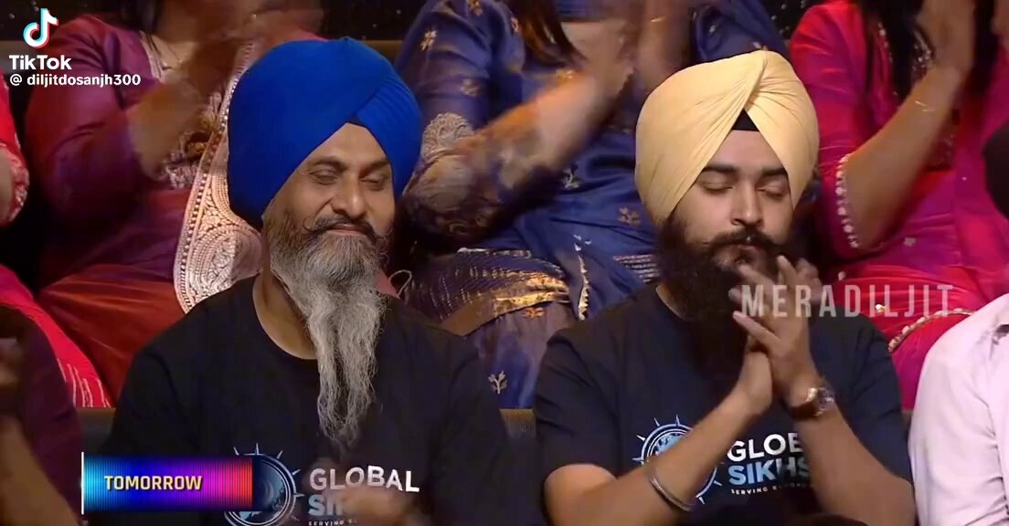 ਰੌਸ਼ਨੀਆਂ ਦੀ ਪਾਲਕੀ ਦਾ ਬੂਹਾ ਖੋਲ ਰਹੇ, ਚਮਕ ਚਮਕ ਕੇ ਤਾਰੇ ਨਾਨਕ ਨਾਨਕ ਬੋਲ ਰਹੇ.. ਜਿੱਥੇ ਵੀ ਜਾਂਦਾ ਹੈ , ਗੱਲ ਹਮੇਸ਼ਾ ਪੰਜਾਬੀ ਤੇ ਪੰਜਾਬੀਅਤ ਦੀ ਕਰਦਾ ਹੈ । ਪੰਜਾਬ ਦਾ ਪੁੱਤਰ ਸਿਰ ਤੇ ਬੰਨੀ ਦਸਤਾਰ ਤੇ ਪੰਜਾਬ ਦਾ ਮਾਣ ਵਧਾ ਕੇ ਹੀ ਆਉਂਦਾ ਹੈ। #DiljitDosanjh