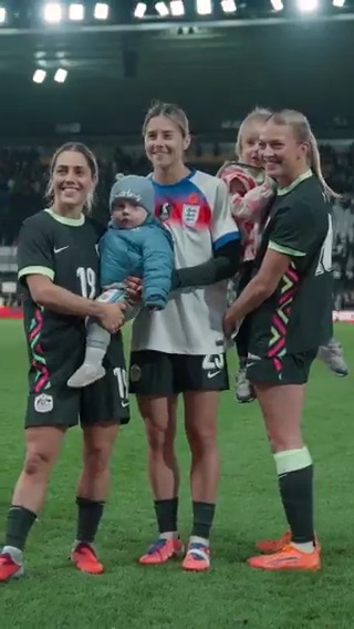 Family Photo 🖼️ #Matildas #ENGvAUS