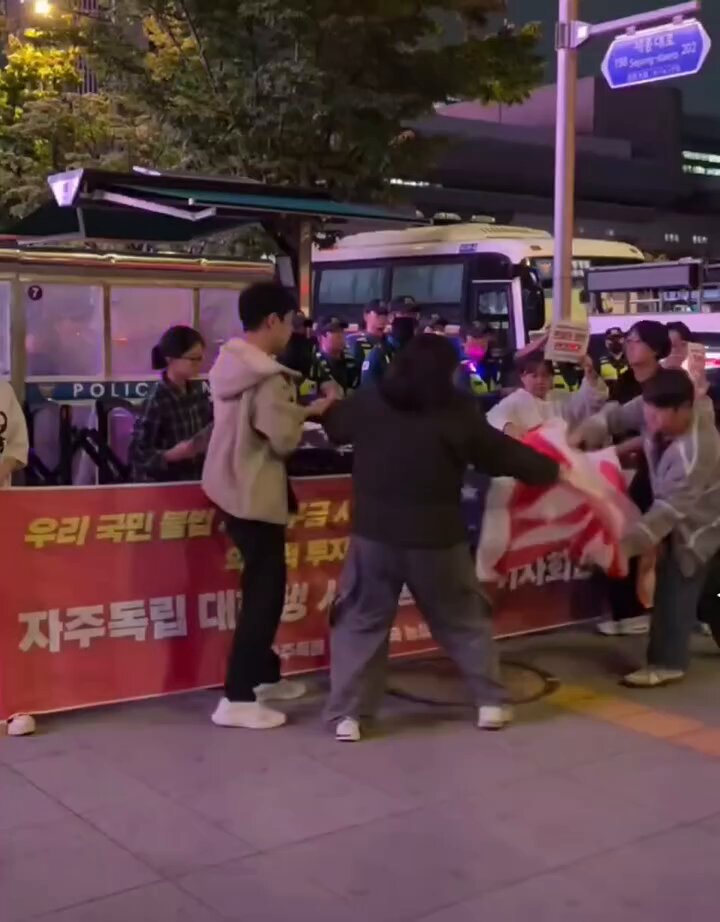 도랏❓️❓️ 2025년 10월 29일 트럼프 대통령이 묵는 경주 힐튼호텔 인근에서 대학생?들의 시위 😮‍💨