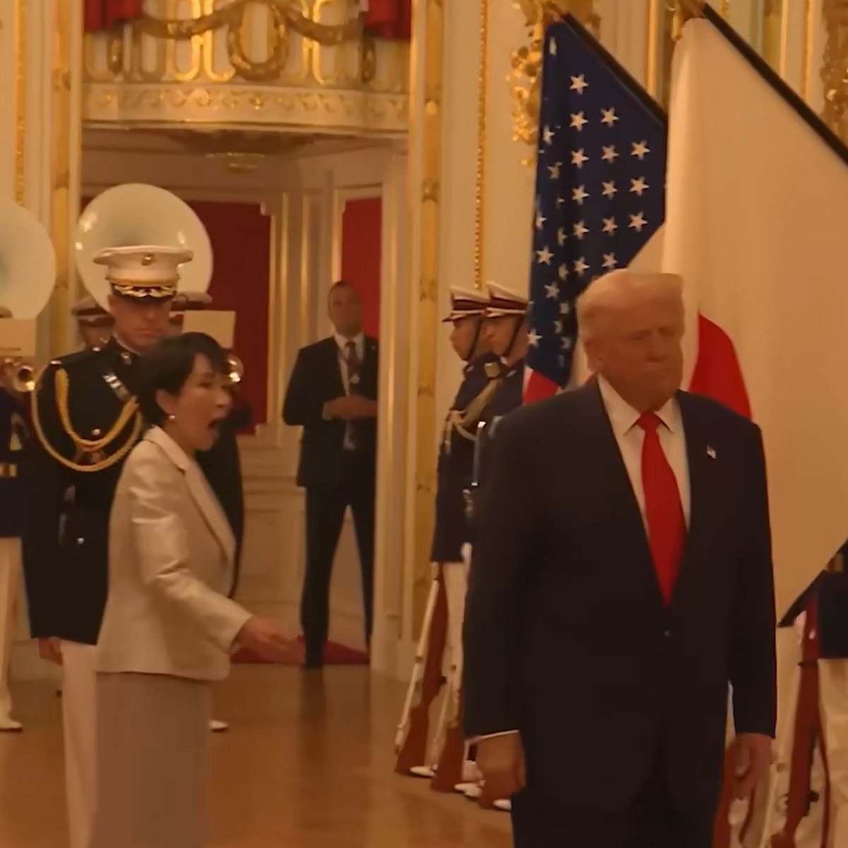 Trump se salta el protocolo durante ceremonia en Japón El presidente de EE.UU. rompió el protocolo en Japón al no inclinarse ante la bandera, dejando sorprendida a la primera ministra del país asiático