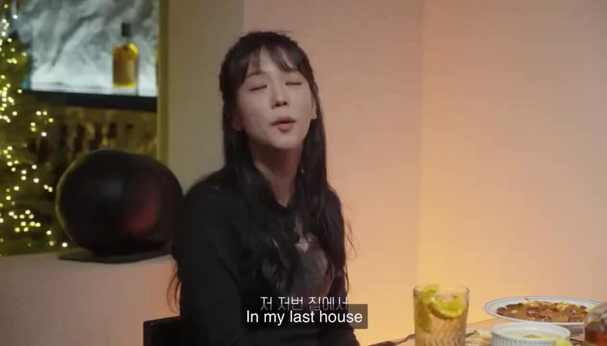 Remember when jisoo said that she didn’t have a sofa in her house for four months so the visitors had to sit on the floor 😭