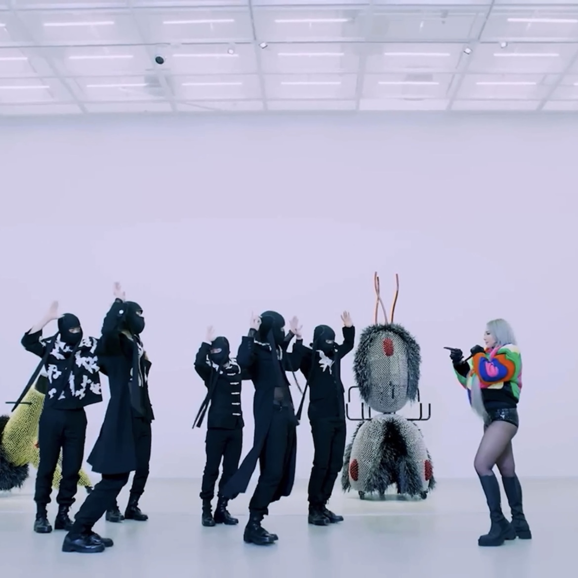5 years ago today, CL came back with +HWA+ featuring choreography that creatively incorporated the game of Red Light, Green Light ❤️🔥