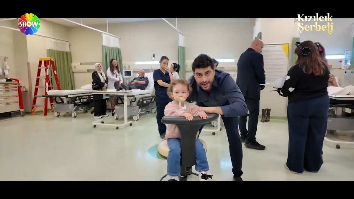 #KızılcıkŞerbeti setinden kamera arkası görüntülerimiz geldi! 🎥🤩 Yeni bölümümüzle cuma 20.00’de @showtv’deyiz. @goldyapim