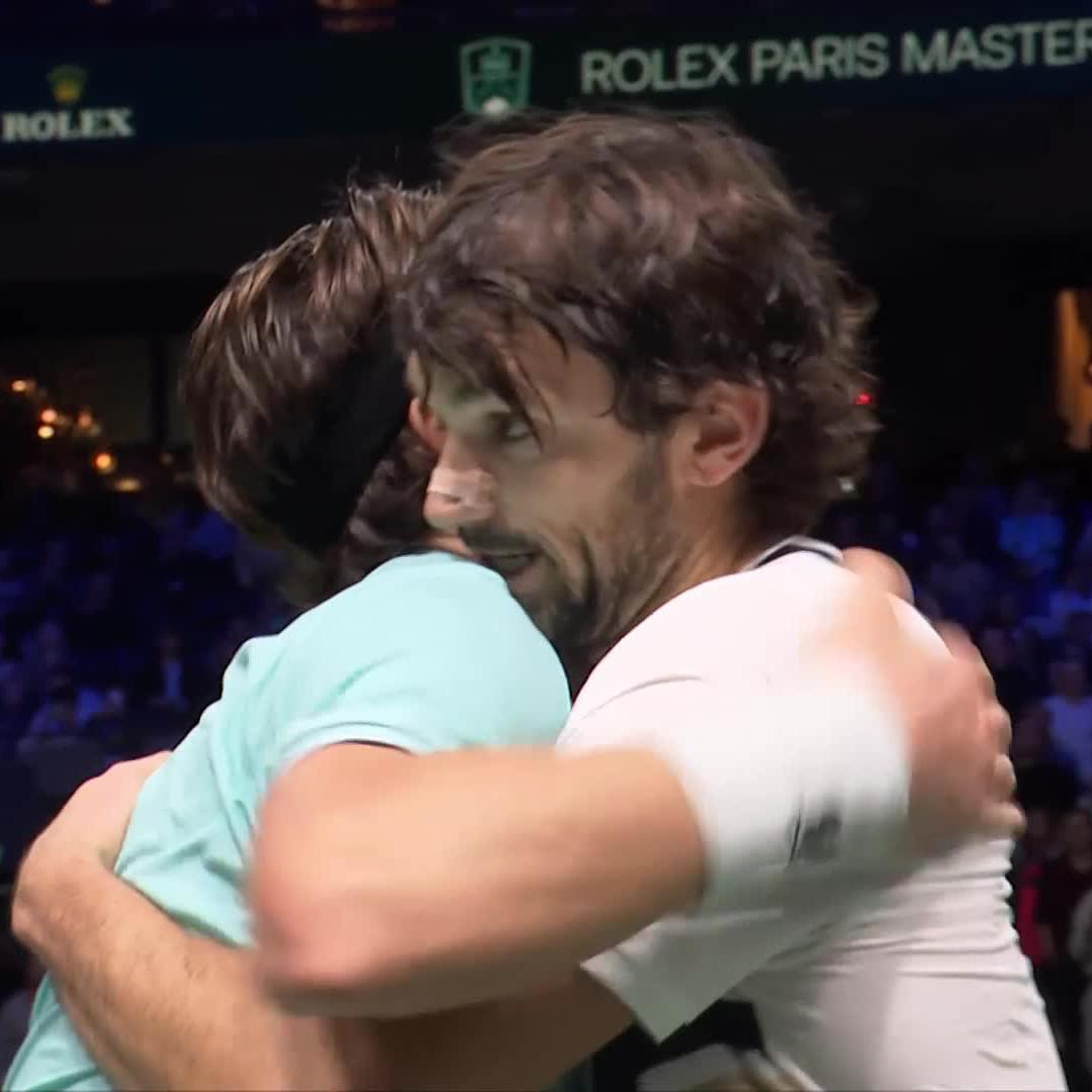 Vive la cousinade 💓 Valentin Vacherot squeaks past cousin Arthur Rinderknech 6-7 6-3 6-4 at #RolexParisMasters