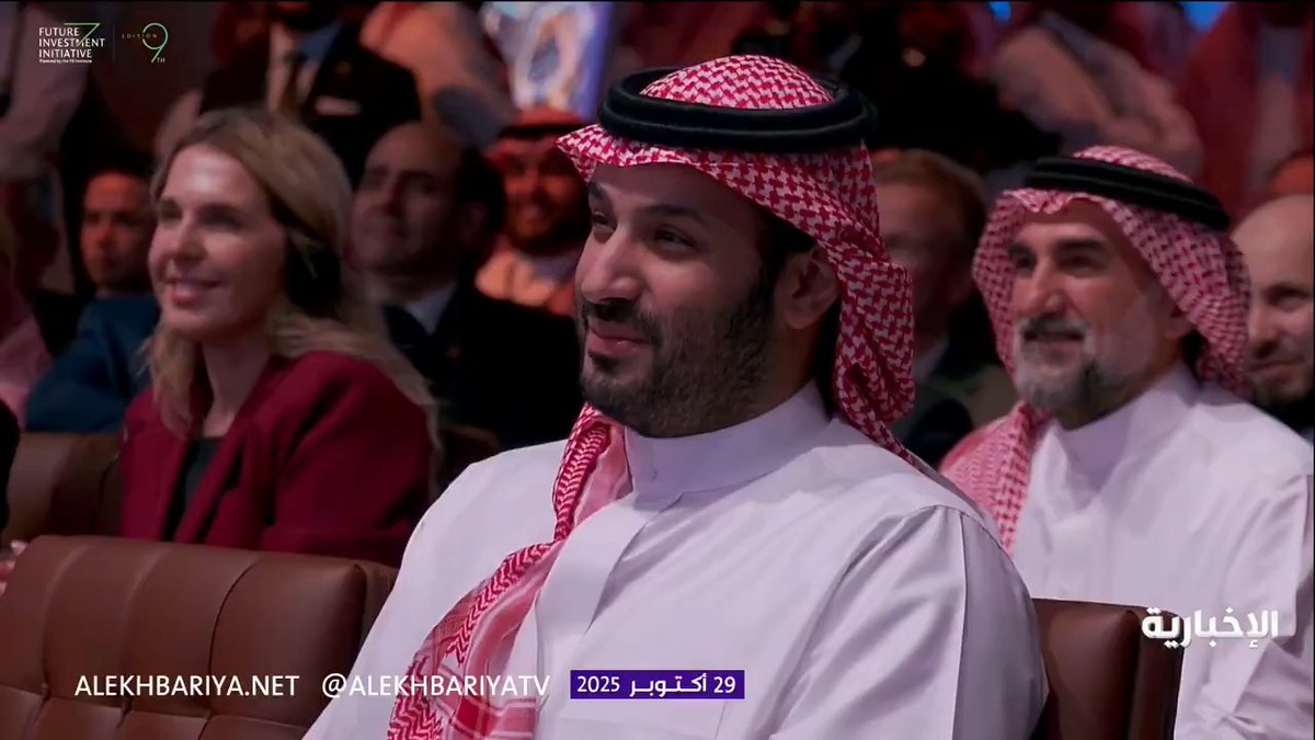 شاهد .. ردة فعل عفوية من #ولي_العهد خلال حديث الرئيس السوري أحمد الشرع. -