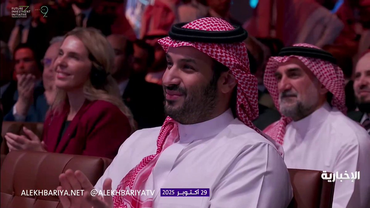 تحية وتصفيق من ولي العهد عقب قول الرئيس السوري أحمد الشرع: "رهاني في سوريا هو على شعبي": -