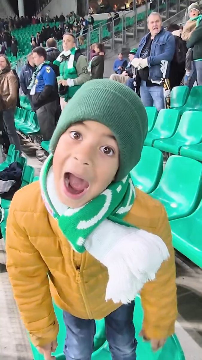 👦 Vert. Passionné. Et beaucoup trop mignon ! Roméo, 6 ans, vous fait revivre sa toute première dans un Chaudron de gala ! 💚