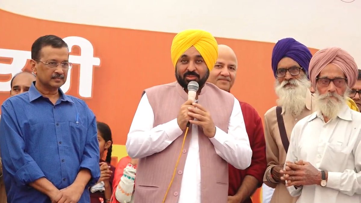 ਸ੍ਰੀ ਗੁਰੂ ਤੇਗ ਬਹਾਦਰ ਜੀ ਦੇ 350ਵੇਂ ਸ਼ਹੀਦੀ ਦਿਹਾੜੇ ਨੂੰ ਸਮਰਪਿਤ 'ਮੁੱਖ ਮੰਤਰੀ ਤੀਰਥ ਯਾਤਰਾ ਯੋਜਨਾ' ਦੇ ਦੂਜੇ ਪੜਾਅ ਦੀ ਸ਼ੁਰੂਆਤ ਕੀਤੀ। ਸ਼ਰਧਾਲੂਆਂ ਨੂੰ ਸ੍ਰੀ ਅੰਮ੍ਰਿਤਸਰ ਸਾਹਿਬ ਵਿਖੇ ਕਈ ਧਾਰਮਿਕ ਸਥਾਨਾਂ ਦੇ ਦਰਸ਼ਨ ਕਰਵਾਏ ਜਾਣਗੇ। ਲੰਮੇ ਸਮੇਂ ਤੋਂ ਦਰਸ਼ਨਾਂ ਤੋਂ ਵਾਂਝੇ ਰਹੇ ਸ਼ਰਧਾਲੂਆਂ ਲਈ ਪੁੰਨ ਦਾ ਇਹ ਕੰਮ ਅੱਗੇ ਵੀ ਜਾਰੀ ਰਹੇਗਾ। ---- श्री गुरु तेग बहादुर जी के 350वें शहीदी दिवस को समर्पित 'मुख्यमंत्री तीरथ यात्रा योजना' के दूसरे चरण की शुरुआत की। श्रद्धालुओं को श्री अमृतसर साहिब में कई धार्मिक स्थलों के दर्शन करवाए जाएंगे। लंबे समय से दर्शन से वंचित रहे श्रद्धालुओं के लिए पुण्य का यह कार्य आगे भी जारी रहेगा।