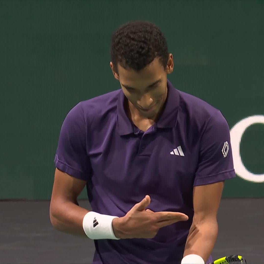 ICE 🥶 La célébration de Félix Auger-Aliassime 🇨🇦 après sa victoire en 3h04 contre Alexandre Muller 🇫🇷 au Rolex Paris Masters. 😮‍💨🧊