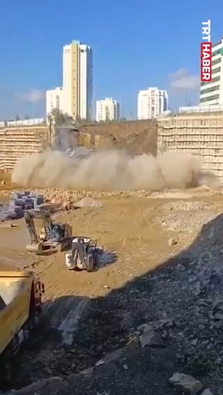 İstanbul Ümraniye'de istinat duvarının yıkılması sonucu yol çöktü.