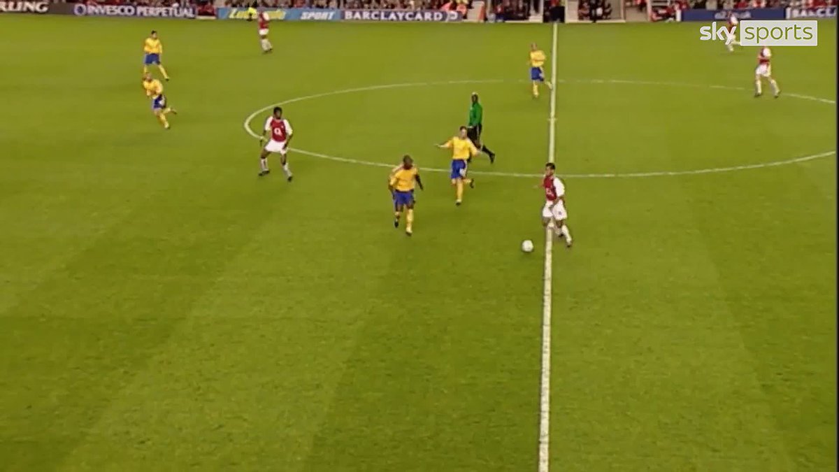 It's Robert Pires' birthday today, and who will forget his beautiful goal against Southampton to seal his hat-trick in 2003 😮‍💨⚽️