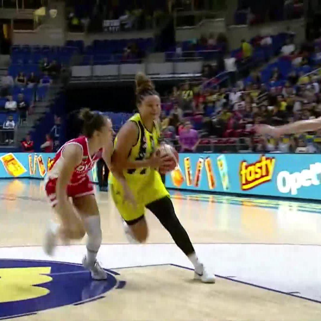 A shot only a magician could make 🔮 #EuroLeagueWomen x Fenerbahçe Opet