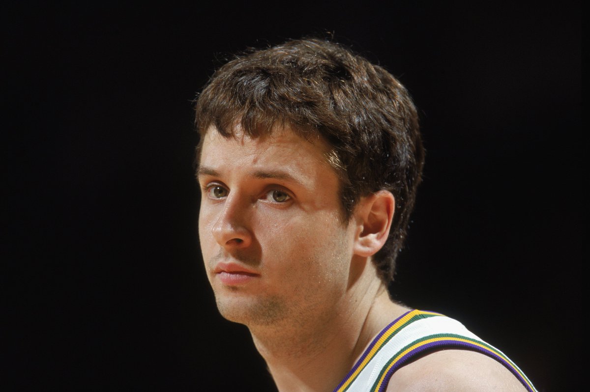 🎩Aquí el pesado que aparece para compartir cada vez que ve por aquí un vídeo de Raül López. 22 años de su debut en la NBA. Lo que significa que muchos de los aficionados actuales a la NBA no le vieron jugar. Y esto es solo una muestra de lo que era.