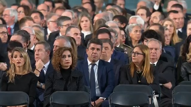 "Riu-te de nosaltres i dels nostres familiars", han cridat a Mazón familiars de víctimes de la dana just abans de començar el funeral d'estat. Alguns duen samarretes reivindicatives amb missatges com: "Eren morts evitables"