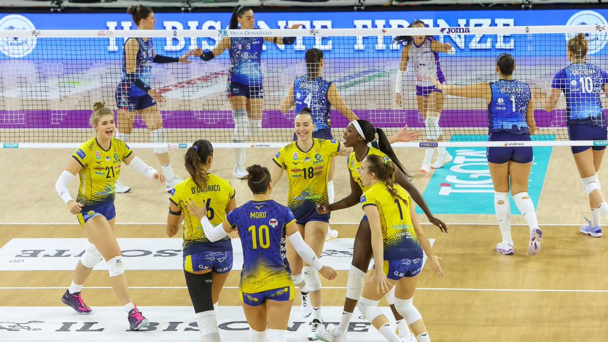#LVFSerieA1 🇮🇹: LIBERO SHOWDOWN! 🛡️🔥 An epic rally lit up the match between Firenze and Monviso Volley! 💥 Incredible digs, lightning reflexes and pure determination: the liberos Sofia Valoppi and Ilenia Moro turned defense into art. ✨ 🏐 #Volleyball #Pallavolo