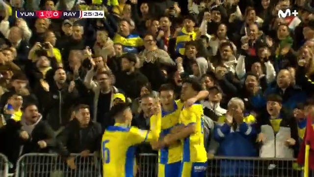 😱 PERO, PERO, PERO... El Yuncos no perdona ante la falta de entendimiento entre la defensa y el portero del Rayo Vallecano. #LaCopaMola #LaCasaDelFútbol