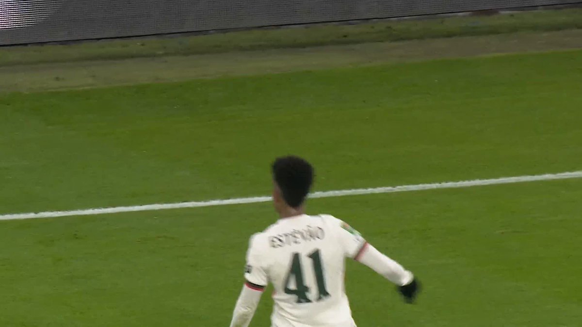 Estêvão with a cheeky chip to make it 3-0 to Chelsea 🍟