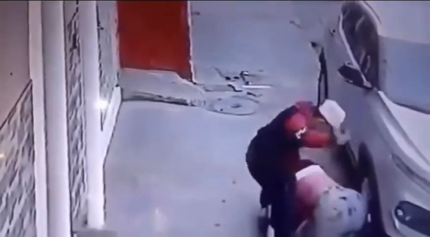 It's not everyday you see a robbery followed by gratuitous booty slapping; maybe that's standard protocol in Ecuador though... 👀🍑 #CityLife #Guayaquil #crime #robbery #slap #3rdWorld #WTF #urban #women #ArmedRobbery