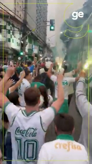 A festa dos torcedores do Palmeiras na saída do ônibus do time após o treino no Allianz Parque. 🎥 ge