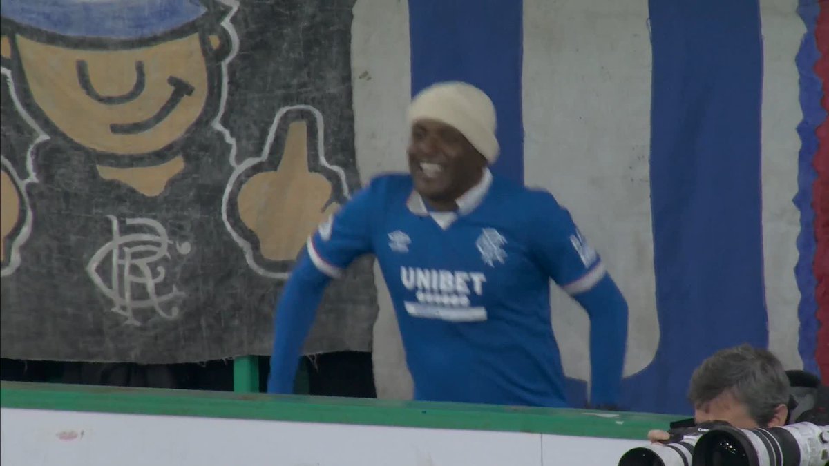Goalscorer Danilo goes over to his father at full time - he’s still enjoying himself 🕺