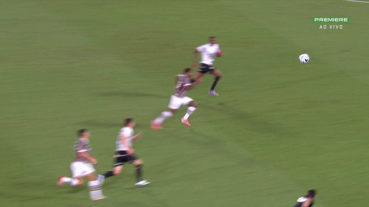 Fluminense abriu o placar com um gol de falta de Renê. Comissão técnica e jogadores do Ceará ficaram revoltados com a marcação da falta que deu origem ao gol. Opiniões? 🎥 Premiere | ge