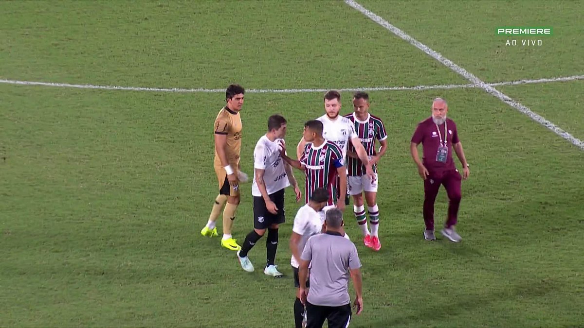 Discussão entre Thiago Silva e Vinicius Zanocelo no intervalo de Fluminense x Ceará. Segundo o repórter do Premiere, durante a discussão, Zanocelo disse para Thiago: “Você acha que eu vou baixar a cabeça pra você?” 🎥 Premiere | ge