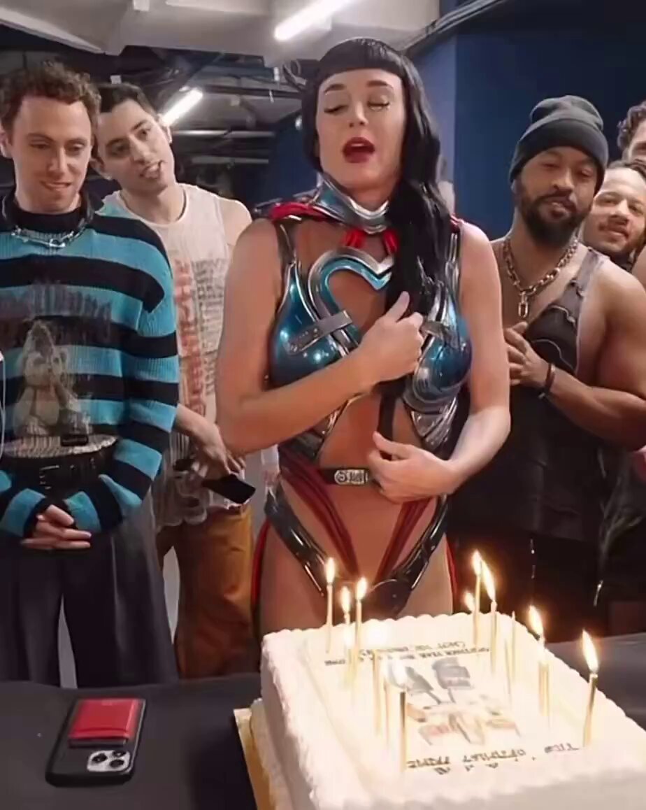 Katy Perry is going viral for smashing up her Birthday Cake. She is of course dating WEF Homosexual Canadian Dictator Justin Trudeau which might explain it.