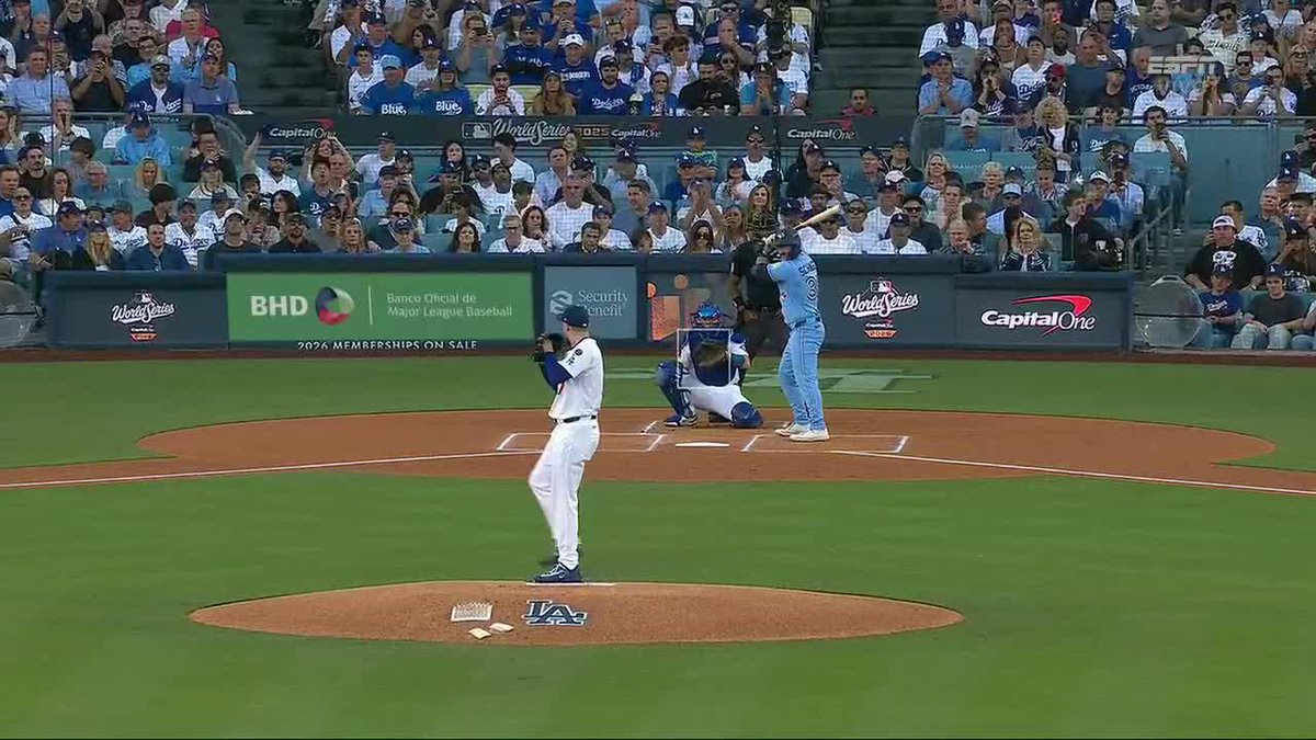 Tres lanzamientos... dos HR 😱 Schneider y Vladdy recibieron a Snell con TABLAZOS de cuatro esquinas... ⚾🔥 Disfruta la Serie Mundial por ESPN y #DisneyPlus