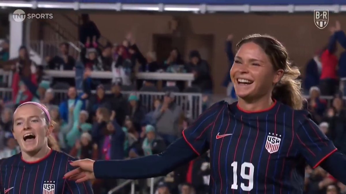 Emma Sears gives the USWNT an early 1-0 lead. That back-heel pass in the build up from Lily Yohannes though 💫